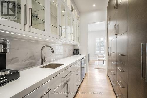 231 Wedgewood Drive, Oakville, ON - Indoor Photo Showing Kitchen With Upgraded Kitchen