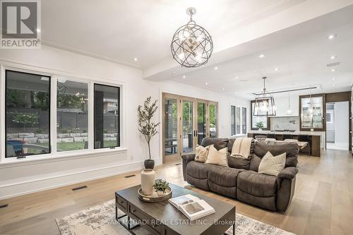 231 Wedgewood Drive, Oakville, ON - Indoor Photo Showing Living Room