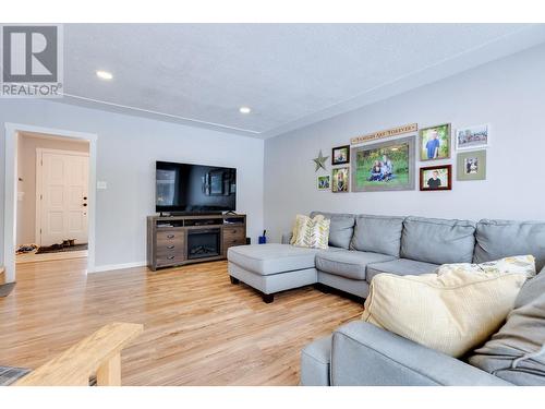 2677 Starlane Drive, Prince George, BC - Indoor Photo Showing Living Room