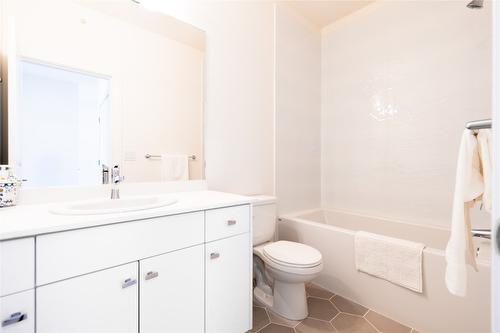 116-8960 Dallas Drive, Kamloops, BC - Indoor Photo Showing Bathroom