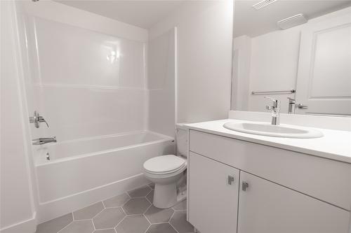 116-8960 Dallas Drive, Kamloops, BC - Indoor Photo Showing Bathroom