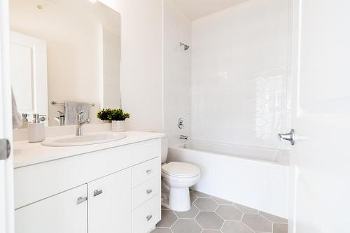 113-8960 Dallas Drive, Kamloops, BC - Indoor Photo Showing Bathroom