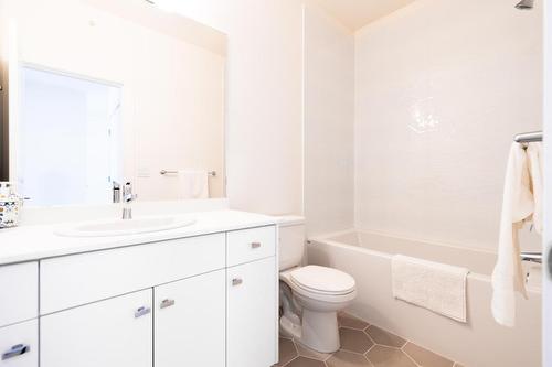 113-8960 Dallas Drive, Kamloops, BC - Indoor Photo Showing Bathroom