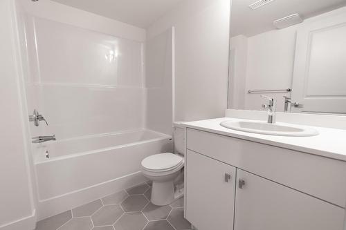 113-8960 Dallas Drive, Kamloops, BC - Indoor Photo Showing Bathroom