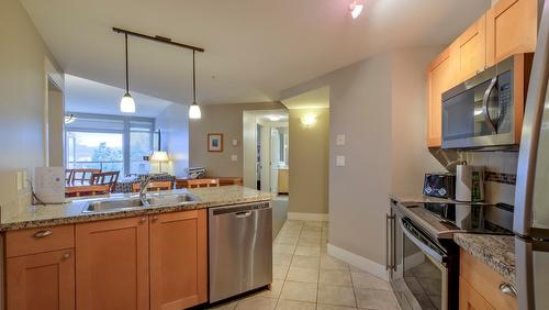 304-4205 Gellatly Road, West Kelowna, BC - Indoor Photo Showing Kitchen With Double Sink