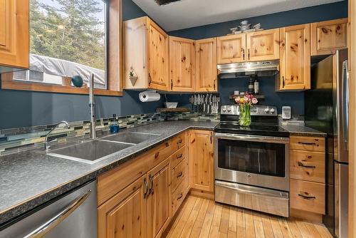 1809 Cardinal Creek Road, Kelowna, BC - Indoor Photo Showing Kitchen With Double Sink