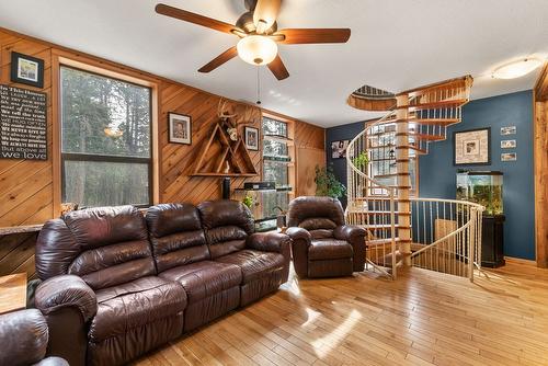 1809 Cardinal Creek Road, Kelowna, BC - Indoor Photo Showing Living Room