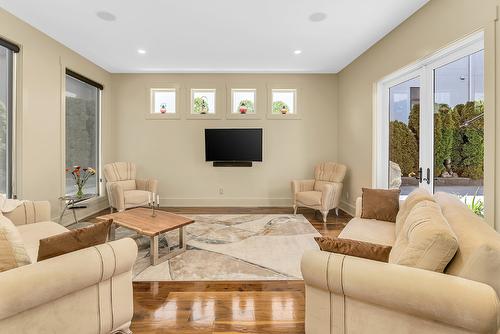 3237 Malbec Crescent, West Kelowna, BC - Indoor Photo Showing Living Room