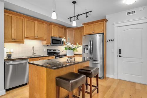 207-2070 Boucherie Road, West Kelowna, BC - Indoor Photo Showing Kitchen