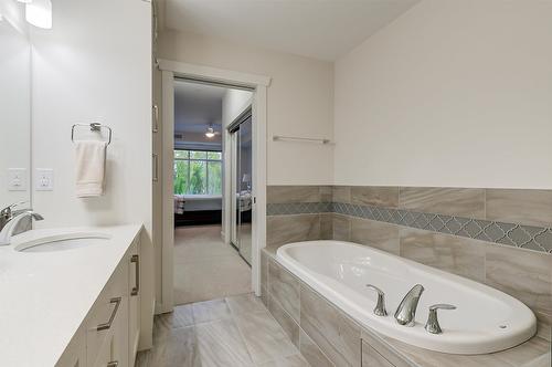 311-3865 Truswell Road, Kelowna, BC - Indoor Photo Showing Bathroom