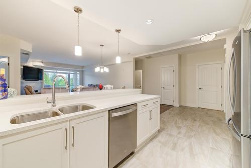 311-3865 Truswell Road, Kelowna, BC - Indoor Photo Showing Kitchen With Double Sink