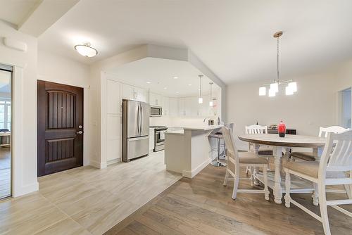 311-3865 Truswell Road, Kelowna, BC - Indoor Photo Showing Dining Room