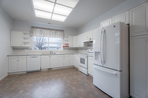 18-650 Harrington Road, Kamloops, BC - Indoor Photo Showing Kitchen