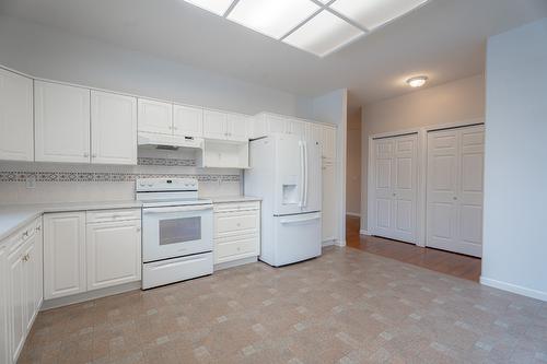 18-650 Harrington Road, Kamloops, BC - Indoor Photo Showing Kitchen