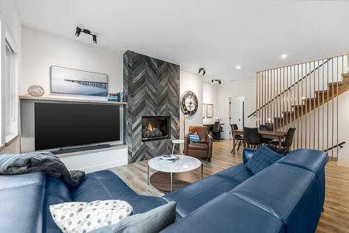 2-1053 Martin Avenue, Kelowna, BC - Indoor Photo Showing Living Room With Fireplace