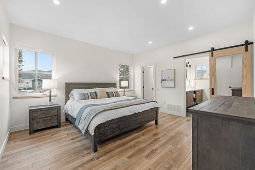 2-1053 Martin Avenue, Kelowna, BC - Indoor Photo Showing Bedroom