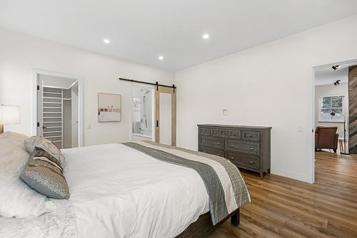 2-1053 Martin Avenue, Kelowna, BC - Indoor Photo Showing Bedroom