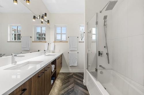 2-1053 Martin Avenue, Kelowna, BC - Indoor Photo Showing Bathroom