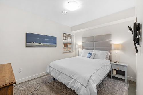 2-1053 Martin Avenue, Kelowna, BC - Indoor Photo Showing Bedroom