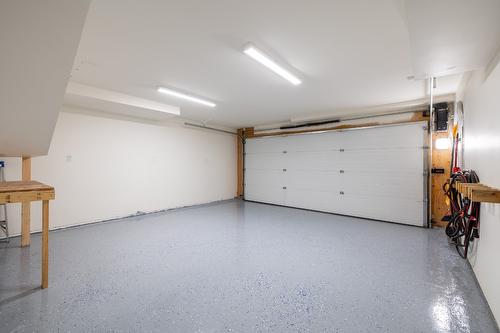 2-1053 Martin Avenue, Kelowna, BC - Indoor Photo Showing Garage