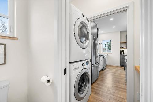 2-1053 Martin Avenue, Kelowna, BC - Indoor Photo Showing Laundry Room