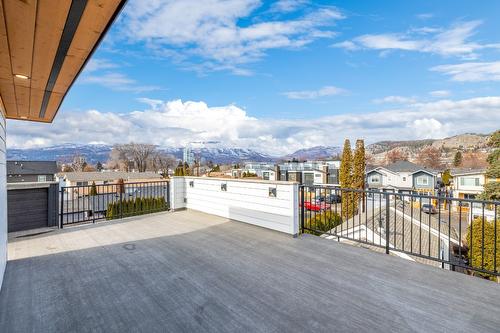 2-1053 Martin Avenue, Kelowna, BC - Outdoor