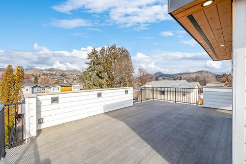 2-1053 Martin Avenue, Kelowna, BC - Outdoor With Exterior