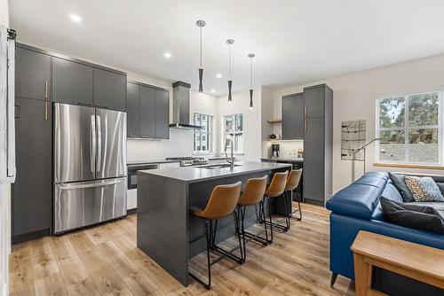 2-1053 Martin Avenue, Kelowna, BC - Indoor Photo Showing Kitchen With Upgraded Kitchen