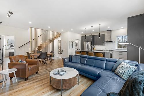 2-1053 Martin Avenue, Kelowna, BC - Indoor Photo Showing Living Room