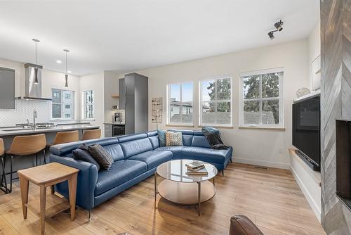 2-1053 Martin Avenue, Kelowna, BC - Indoor Photo Showing Living Room