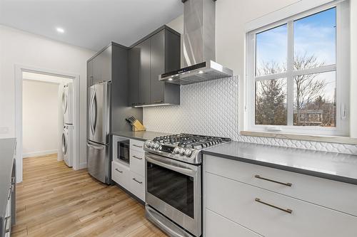 2-1053 Martin Avenue, Kelowna, BC - Indoor Photo Showing Kitchen With Upgraded Kitchen