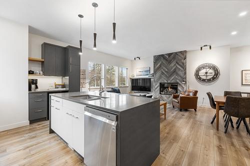 2-1053 Martin Avenue, Kelowna, BC - Indoor Photo Showing Kitchen With Double Sink With Upgraded Kitchen