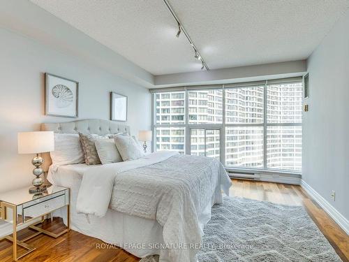 2207-77 Harbour Sq, Toronto, ON - Indoor Photo Showing Bedroom