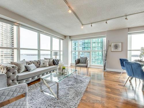 2207-77 Harbour Sq, Toronto, ON - Indoor Photo Showing Living Room