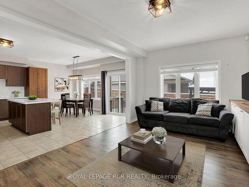 180 Greenwood Dr, Essa, ON - Indoor Photo Showing Living Room