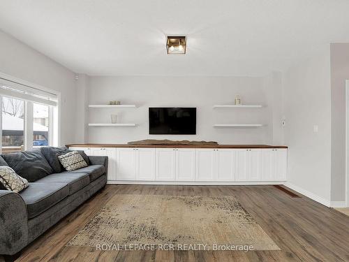 180 Greenwood Dr, Essa, ON - Indoor Photo Showing Living Room