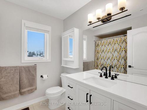 180 Greenwood Dr, Essa, ON - Indoor Photo Showing Bathroom