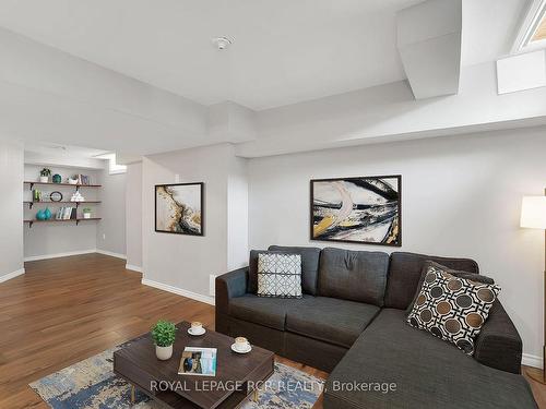 180 Greenwood Dr, Essa, ON - Indoor Photo Showing Living Room