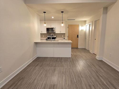 206-121 Mary St, Clearview, ON - Indoor Photo Showing Kitchen