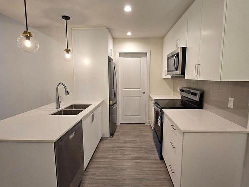 206-121 Mary St, Clearview, ON - Indoor Photo Showing Kitchen With Double Sink With Upgraded Kitchen