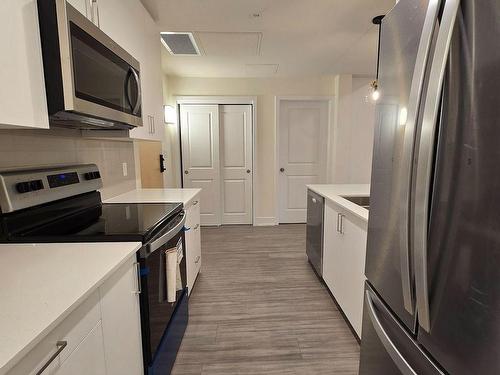 206-121 Mary St, Clearview, ON - Indoor Photo Showing Kitchen