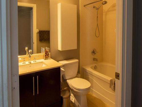 2105-330 Burnhamthorpe Rd W, Mississauga, ON - Indoor Photo Showing Bathroom