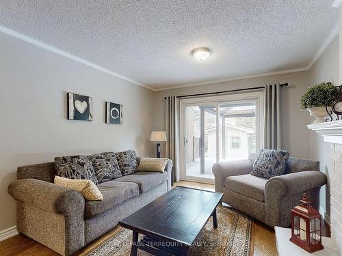 1139 Manor Rd, Oakville, ON - Indoor Photo Showing Living Room