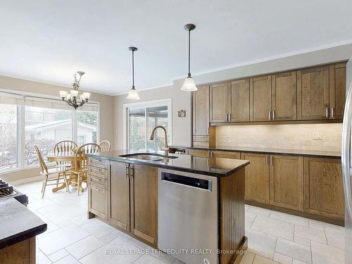 1139 Manor Rd, Oakville, ON - Indoor Photo Showing Kitchen With Upgraded Kitchen