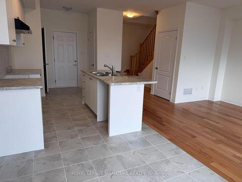 206 Port Cres, Welland, ON - Indoor Photo Showing Kitchen With Double Sink