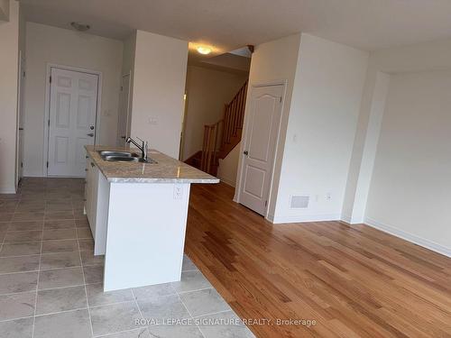 206 Port Cres, Welland, ON - Indoor Photo Showing Kitchen With Double Sink