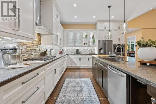 1682 Heathside Crescent, Pickering, ON - Indoor Photo Showing Kitchen With Double Sink With Upgraded Kitchen