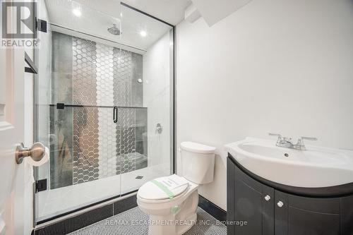 284 Sophia Crescent, Kitchener, ON - Indoor Photo Showing Bathroom