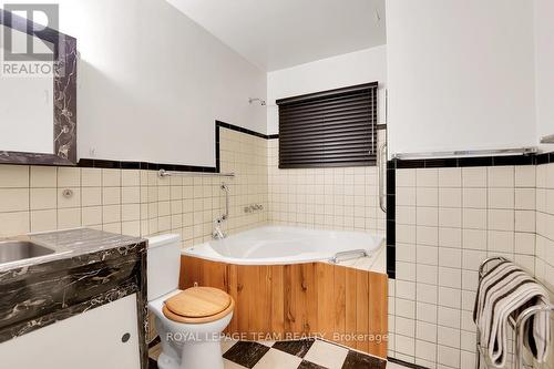 157 Anna Avenue, Ottawa, ON - Indoor Photo Showing Bathroom