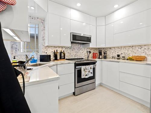 909 Mcmillan Avenue, Winnipeg, MB - Indoor Photo Showing Kitchen With Upgraded Kitchen